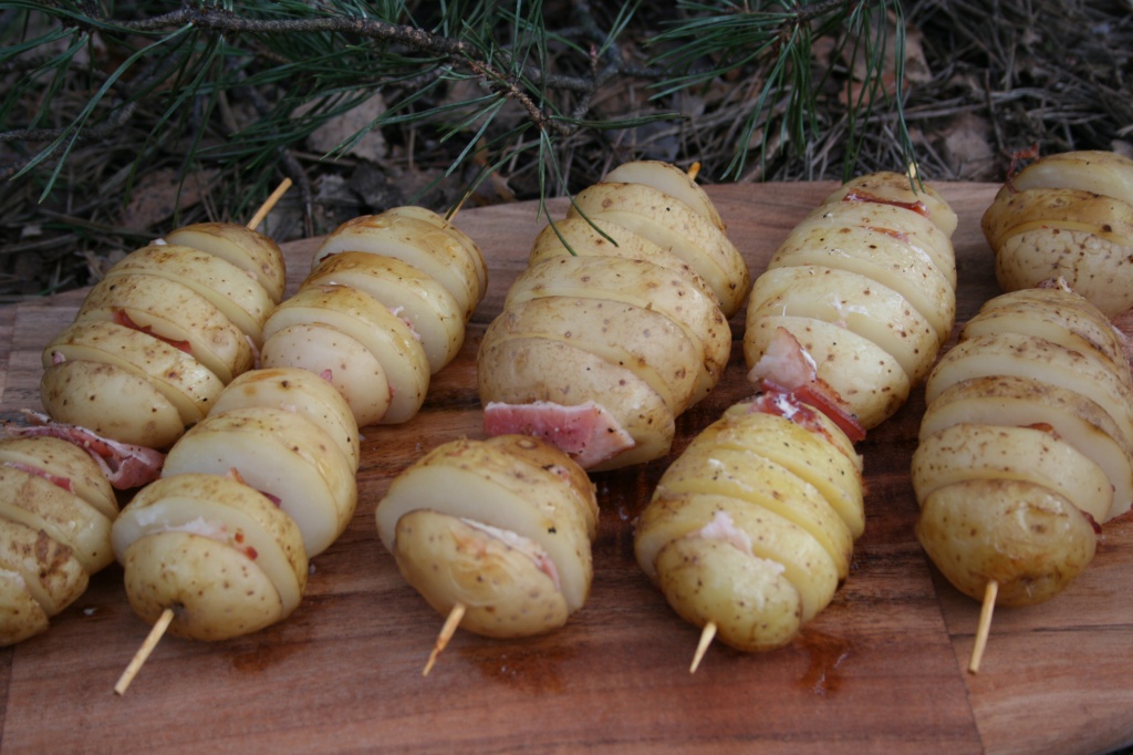 Приготовление картофеля с беконом на шпажках