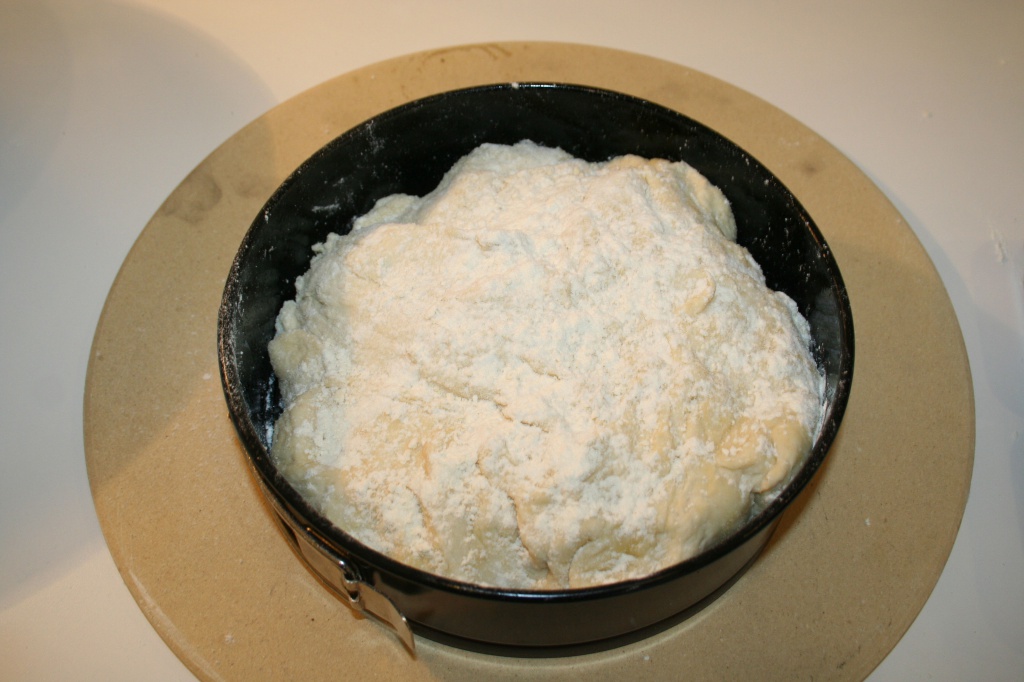 переложить тесто в форму для выпечки