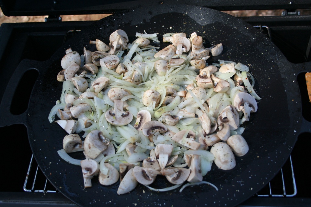 Приготовление молочного поросенока, фаршированный гречкой и грибами, на гриле