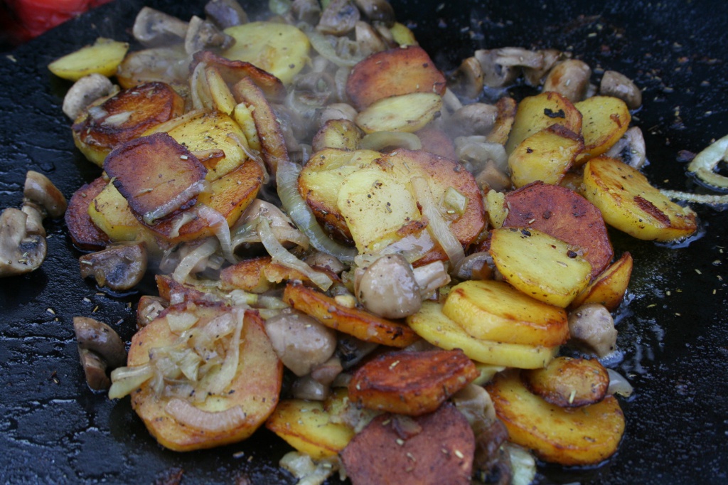 перемешать готовый картофель с грибами и луком