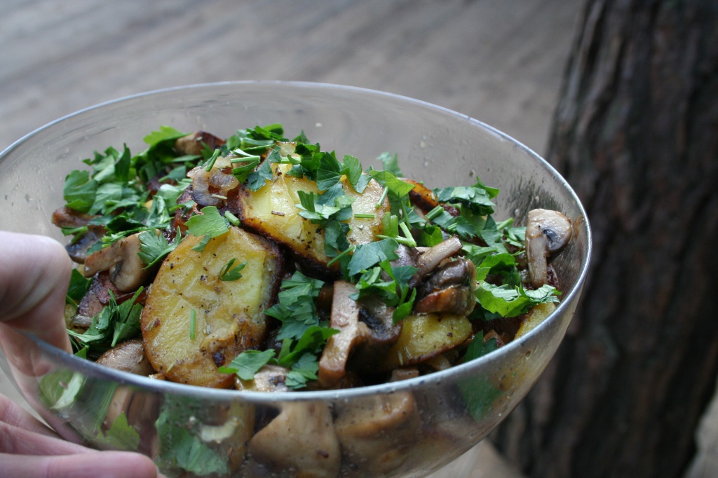 Картофель, жареный на гриле с грибами и луком