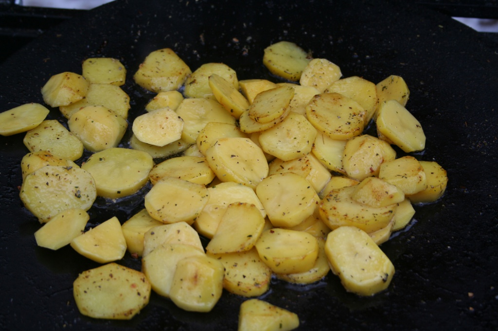 Картофель обжарить до подрумянивания