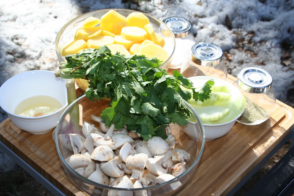 ингредиенты для приготовления картофеля, жареный на гриле с грибами и луком